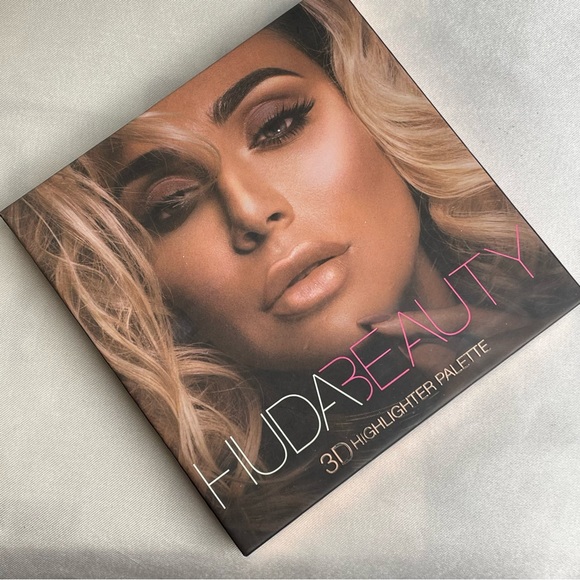 Huda Beauty 3D Highlighter Pallet in Light - Picture 1 of 5